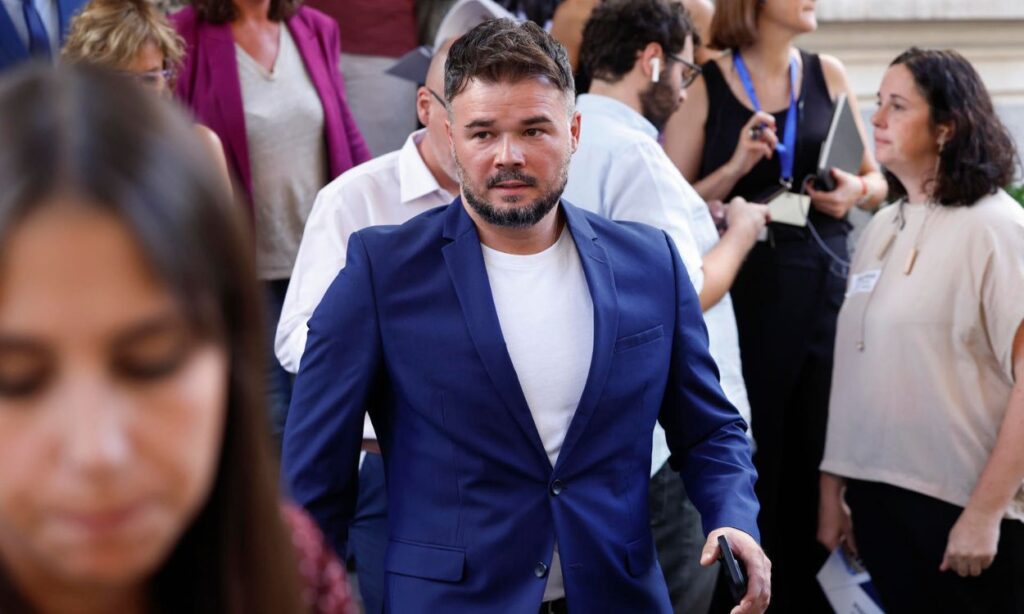 El diputado de Esquerra Republicana de Cataluña Gabriel Rufián este jueves a su llegada al Congreso de Diputados para asistir a la votación de la mesa y el acatamiento de la Constitución. EFEChema Moya