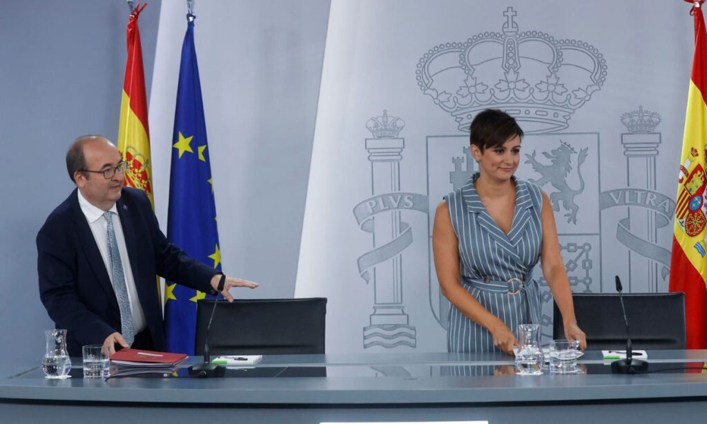 La ministra de Política Territorial y portavoz del Gobierno, Isabel Rodríguez y el el ministro de Cultura, Miquel Iceta, durante la rueda de prensa ofrecida tras la reunión del Consejo de Ministros, este martes en el Palacio de la Moncloa. Fuente EFE Juan Carlos Hidalgo