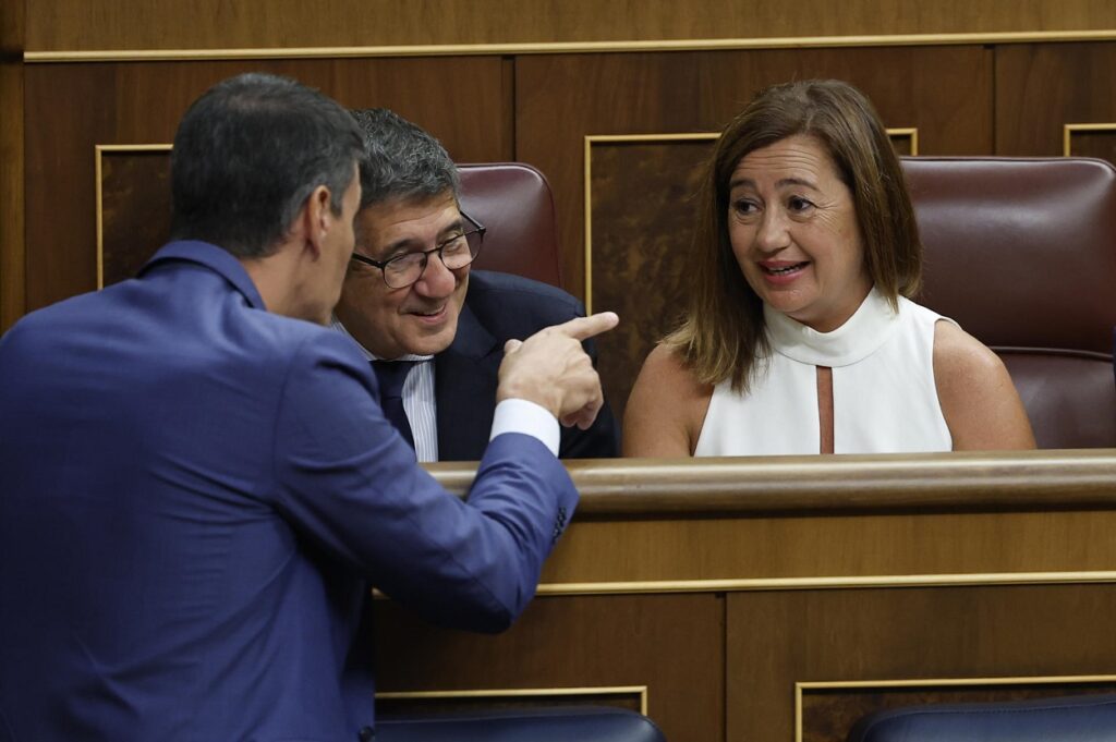 El presidente del Gobierno en funciones y diputado socialista, Pedro Sánchez, conversa con Patxi López y Francina Armengol. Fuente EFE Chema Moya
