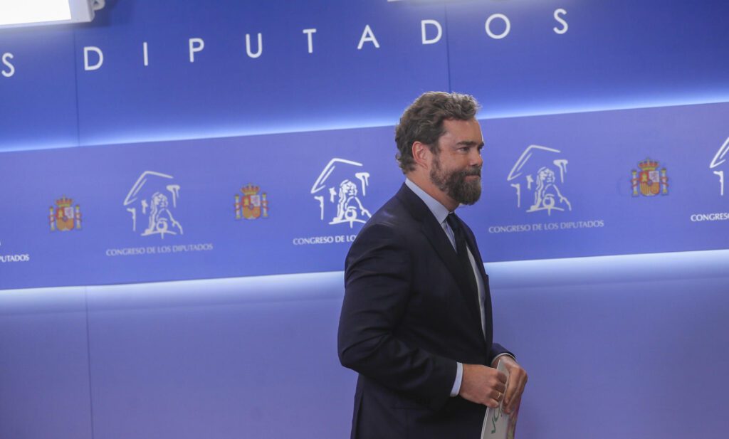 MADRID, 08/08/2023.- El portavoz de Vox en el Congreso, Iván Espinosa de los Monteros, ofrece una rueda de prensa en el Congreso de los Diputados en Madrid, este martes. Espinosa de los Monteros ha anunciado en rueda de prensa en el Congreso su renuncia al escaño "por motivos personales y familiares" y ha explicado que permanecerá en Vox "como afiliado de base". EFE/ Fernando Alvarado