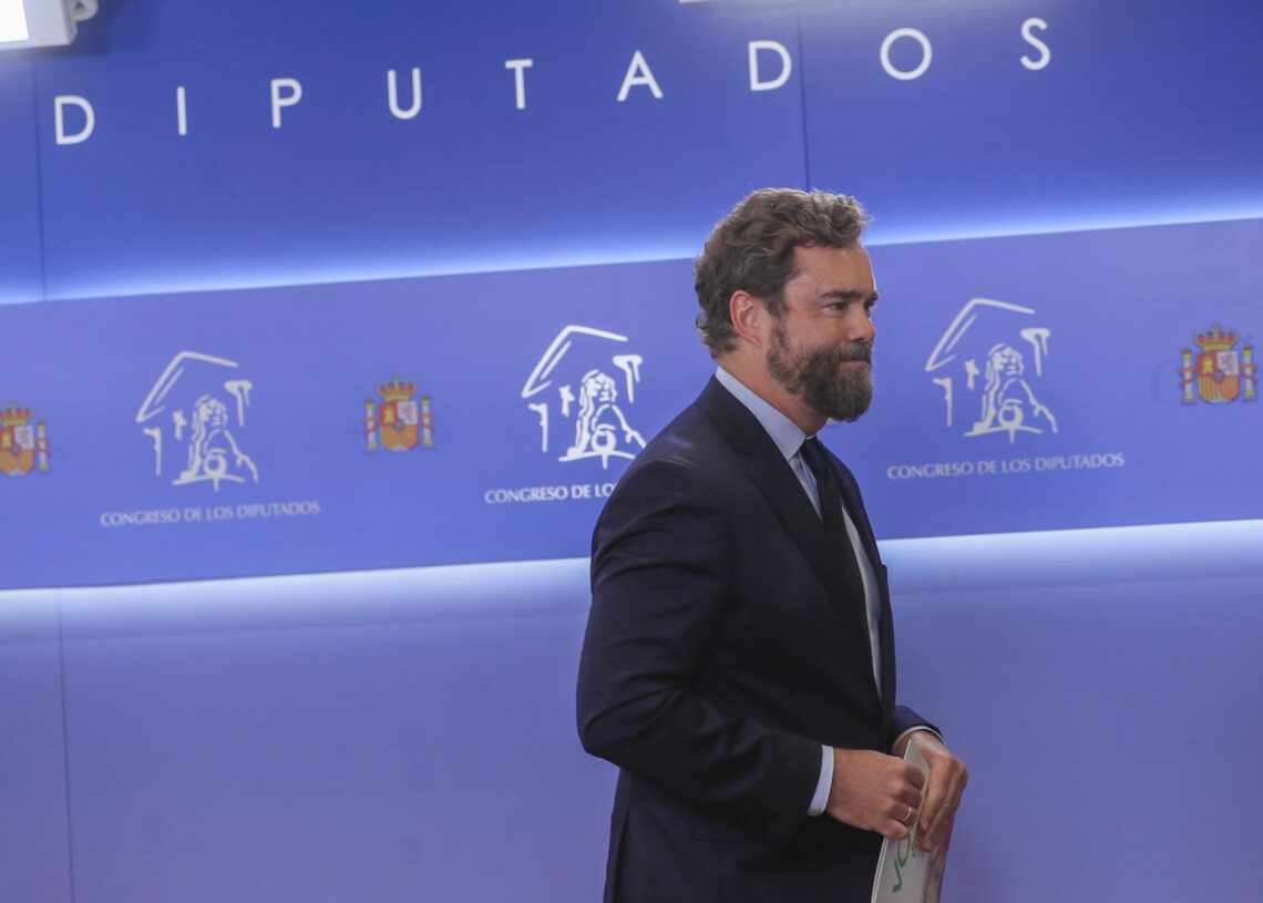 MADRID, 08/08/2023.- El portavoz de Vox en el Congreso, Iván Espinosa de los Monteros, ofrece una rueda de prensa en el Congreso de los Diputados en Madrid, este martes. Espinosa de los Monteros ha anunciado en rueda de prensa en el Congreso su renuncia al escaño "por motivos personales y familiares" y ha explicado que permanecerá en Vox "como afiliado de base". EFE/ Fernando Alvarado