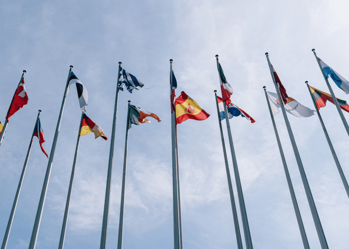 Detalle de las banderas de los países miembros de la Unión Europea en el exterior del Parlamento Europeo, institución parlamentaria que en la Unión Europea representa a los ciudadanos europeos y ejerce el Poder legislativo | Europa Press