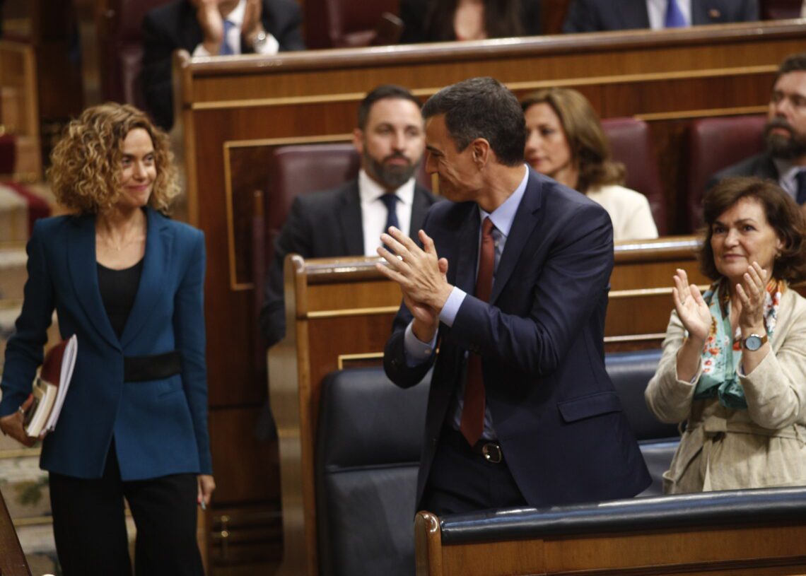 El presidente del Gobierno en funciones, Pedro Sánchez, aplaude a Meritxell Batet tras ser elegida presidenta del Congreso de los Diputados durante la sesión constitutiva de la Cámara Baja de la XIII Legislatura.
21 mayo 2019, 
Eduardo Parra / Europa Press
(Foto de ARCHIVO)
21/5/2019