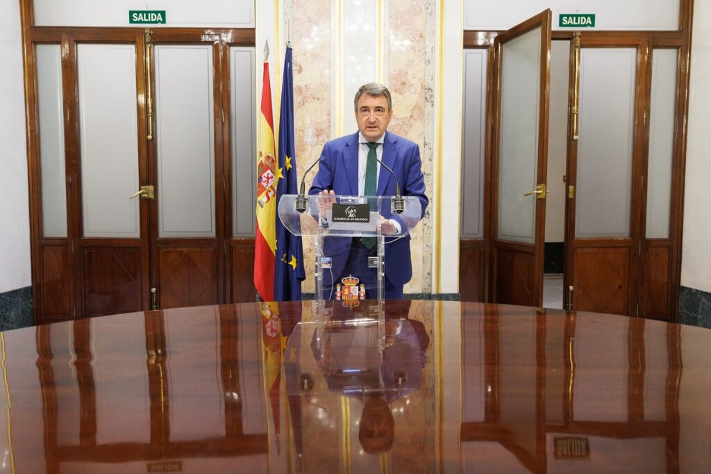 El portavoz del PNV en el Congreso, Aitor Esteban, durante la Sesión Constitutiva de la XV Legislatura en el Congreso de los Diputados. Fuente Eduardo Parra/ Europa Press.