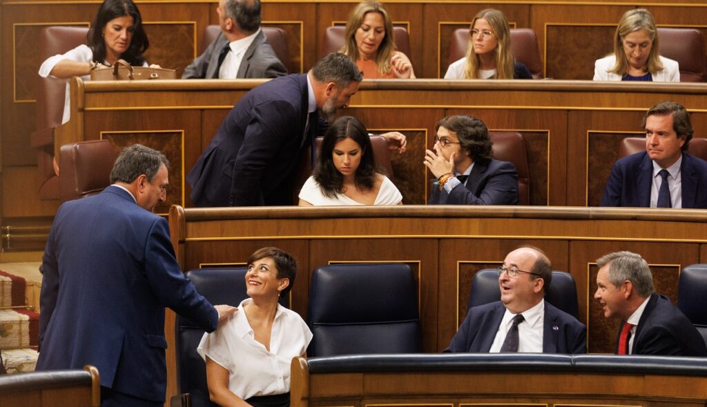 El portavoz del PNV en el Congreso, Aitor Esteban; la ministra Portavoz en funciones, Isabel Rodríguez y el ministro de Cultura y Deporte en funciones, Miquel Iceta, antes del inicio de una sesión plenaria en la se aprueba el uso de las lenguas cooficiales en el Congreso de los Diputados. Fuente EuropaPress/ Eduardo Parra.