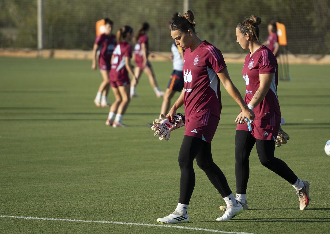 La jugadora Misa Rodríguez (i) durante el entrenamiento en las instalaciones de Oliva Nova Sports, a 20 de septiembre de 2023, en Oliva, Valencia, Comunidad Valenciana (España). Fuente EuropaPress/ Jorge Gil.