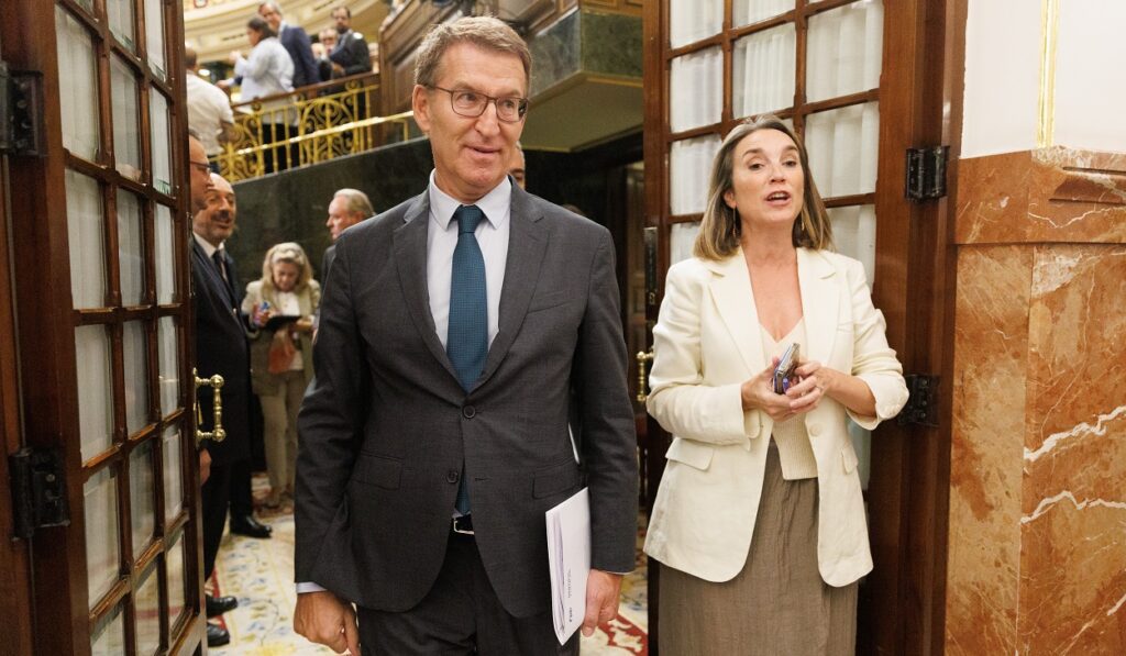 El presidente del PP y candidato a la investidura, Alberto Núñez Feijóo, saliendo del hemiciclo junto a Cuca Gamarra. Fuente EuropaPress/ Eduardo Parra.
