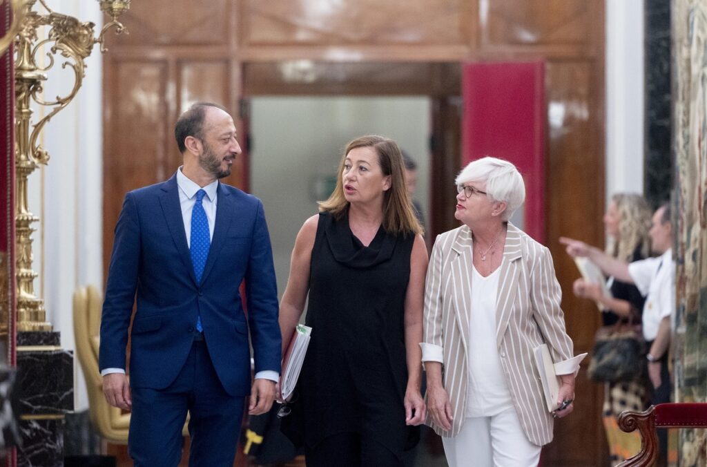 El vicepresidente del Congreso, Alfonso Rodríguez Gómez de Celis; la presidenta, Francina Armengol y la portavoz adjunta del PSOE en el Congreso, Isaura Leal, a su llegada a una reunión de la Mesa del Congreso, en Madrid (España). Fuente EuropaPress/ Alberto Ortega.