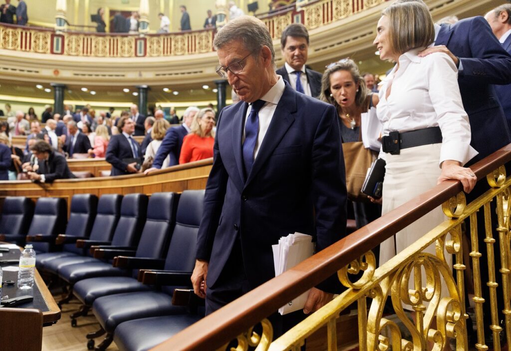 El líder del PP y candidato a la Presidencia del Gobierno, Alberto Núñez Feijóo, durante la primera sesión del debate de investidura del líder del PP, en el Congreso de los Diputados. Fuente EuropaPress/ Alberto Parra.