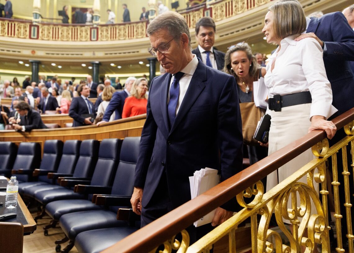 El líder del PP y candidato a la Presidencia del Gobierno, Alberto Núñez Feijóo, durante la primera sesión del debate de investidura del líder del PP, en el Congreso de los Diputados. Fuente EuropaPress/ Alberto Parra.