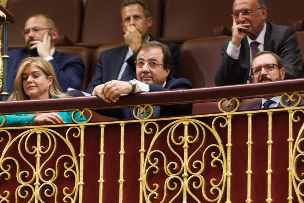 En primer plano, de izquierda a derecha, la secretaria primera de la Mesa del Senado, Eva Ortiz; el vicepresidente segundo, Guillermo Fernández Vara; el vicepresidente primero, Javier Maroto; arriba, a la derecha, el secretario cuarto, Manuel Fajardo, durante la primera sesión del debate de investidura de Núñez Feijóo en el Congreso de los Diputados