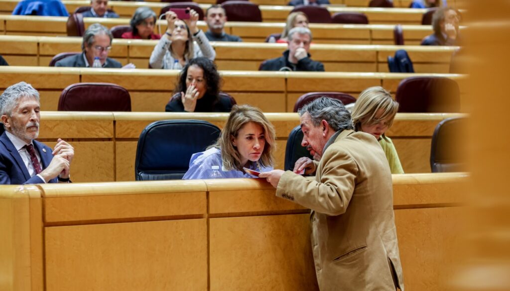 La ministra de Transportes, Movilidad y Agenda Urbana, Raquel Sánchez (i), habla con el senador de ERC, Josep Maria Reniu (d), durante una sesión plenaria de control en el Senado, a 7 de febrero de 2023, en Madrid (España). Fuente Ricardo Rubio / Europa Press.