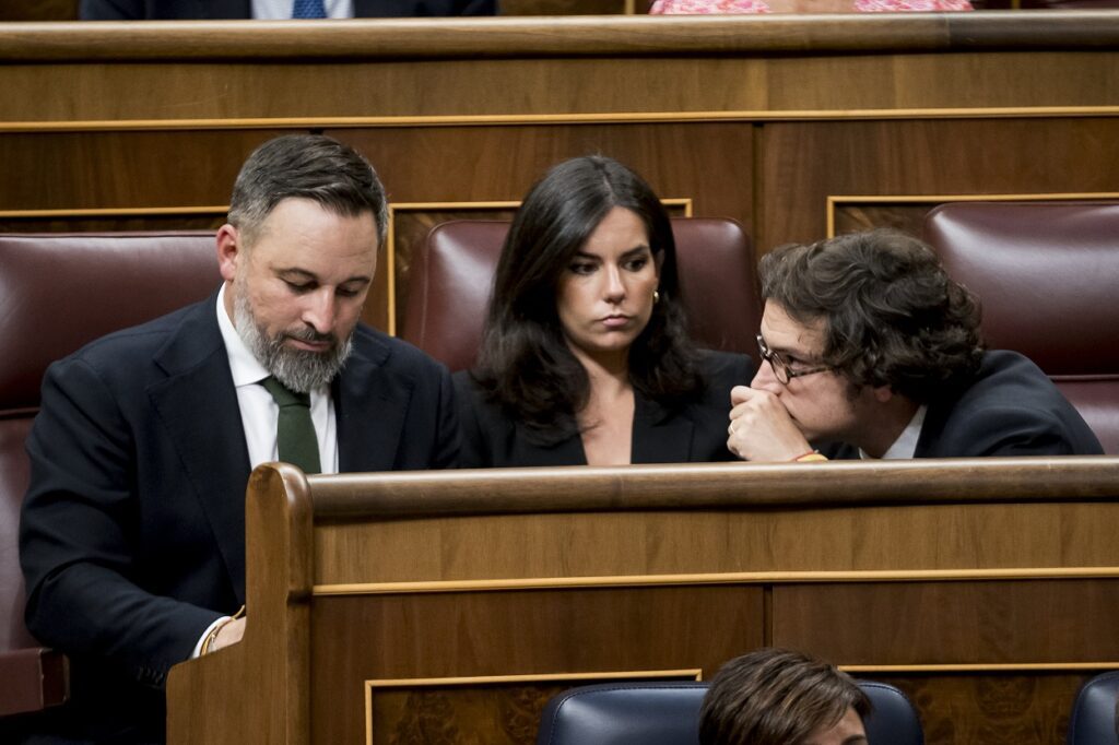 El líder de VOX, Santiago Abascal; la portavoz de Vox en el Congreso, Pepa Rodríguez de Millán, y el diputado de VOX José María Figaredo, en el Congreso de los Diputados. Fuente A. Pérez Meca / Europa Press.