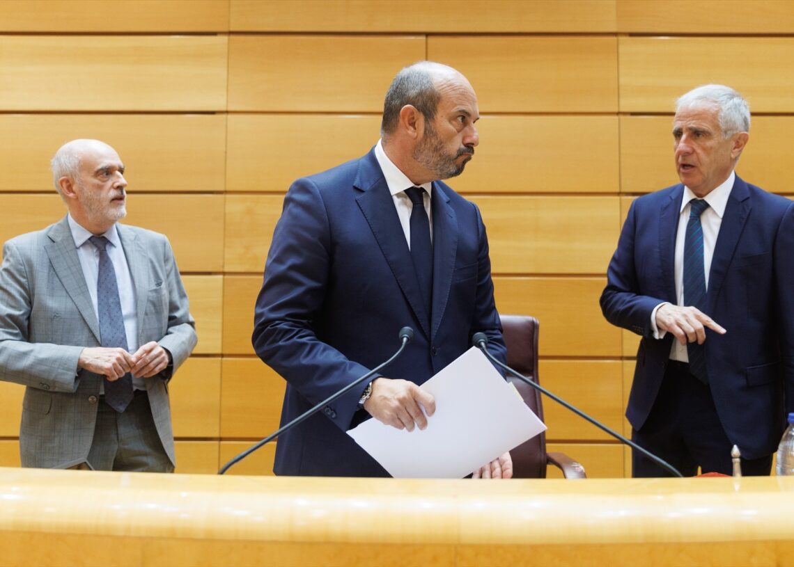 El presidente del Senado Pedro Rollán (c) durante una sesión plenaria en el Hemiciclo del Senado, a 3 de octubre de 2023, en Madrid | Eduardo Parra / Europa Press