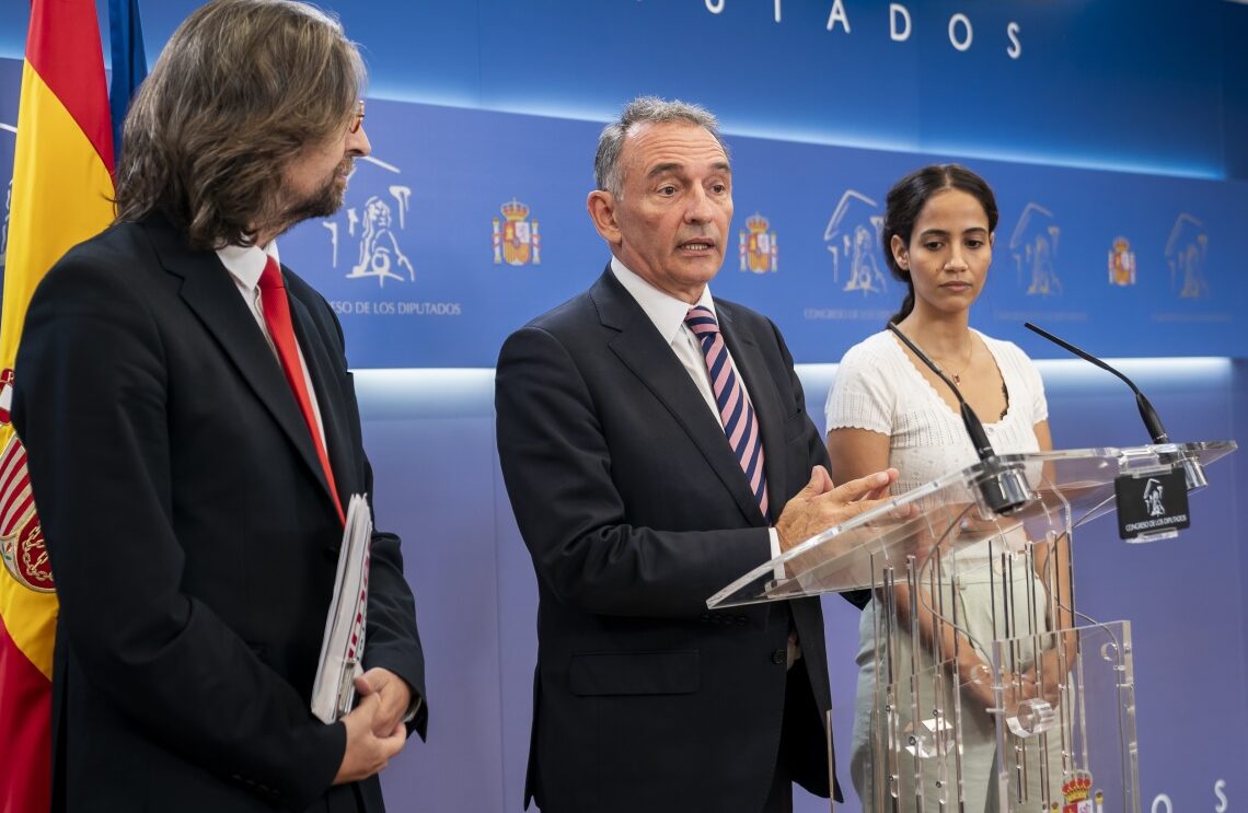 El portavoz de Izquierda Unida en el Congreso y diputado de Sumar, Enrique Santiago (c), y los diputados de Sumar Francisco Sierra (i) y Tesh Sidi (d), ofrecen una rueda de prensa en el Congreso de los Diputados. Fuente A. Pérez Meca / Europa Press.