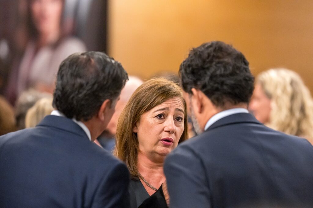 Imagen de archivo de la presidenta del Congreso de los Diputados, Francina Armengol, hablando con Guillermo Mariscal y José Antonio Bermúdez de Castro, ambos del PP. Fuente Diego Radamés / Europa Press.