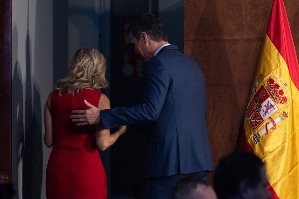 El presidente del Gobierno en funciones, Pedro Sánchez y la líder de Sumar y vicepresidenta segunda del Gobierno y ministra de Trabajo en funciones, Yolanda Díaz, tras firmar un acuerdo para un Gobierno de coalición progresista. Fuente Eduardo Parra / Europa Press.