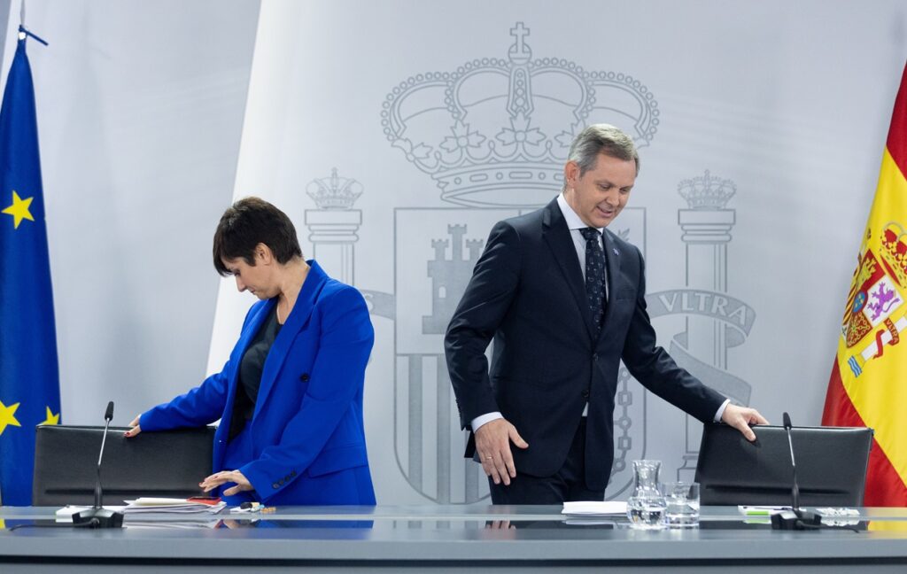 La ministra Portavoz en funciones, Isabel Rodríguez, y el ministro de Sanidad en funciones, José Manuel Miñones, a su llegada a una rueda de prensa posterior a la reunión del Consejo de Ministros. Fuente Eduardo Parra / Europa Press.