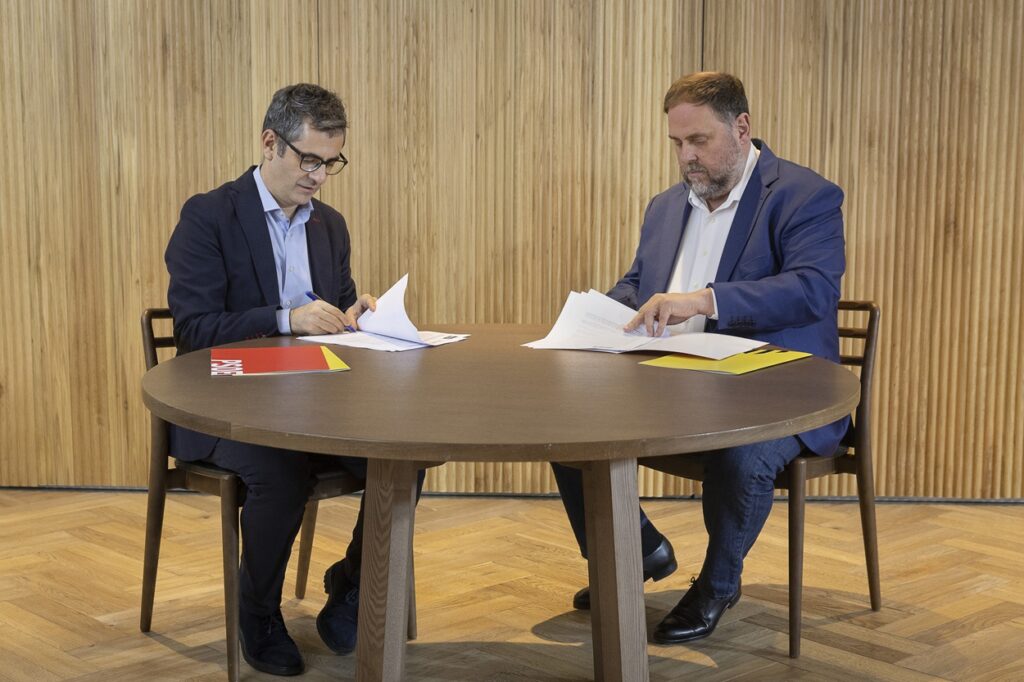Félix Bolaños y Oriol Junqueras, ministro de la presidencia y líder de ERC respectivamente, firmando el acuerdo de investidura. Fuente Jordi Play/ PSC..
