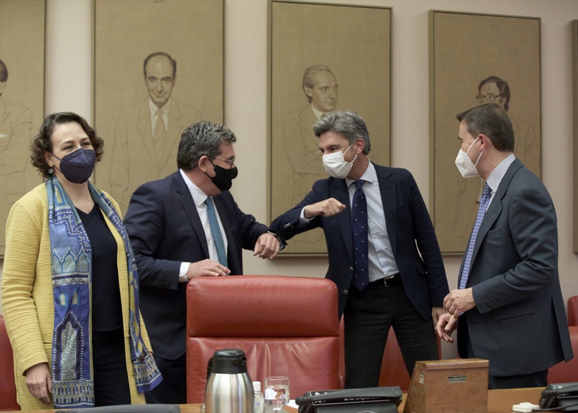 El ministro de Inclusión, Seguridad Social y Migraciones, José Luis Escrivá (2d), junto a la presidenta de la Comisión del Pacto de Toledo, Magdalena Valerio (1d), se dirige a comparecer en una sesión de esta comisión en el Congreso | J. Hellín. POOL / Europa Press
(Foto de ARCHIVO)
12/4/2021