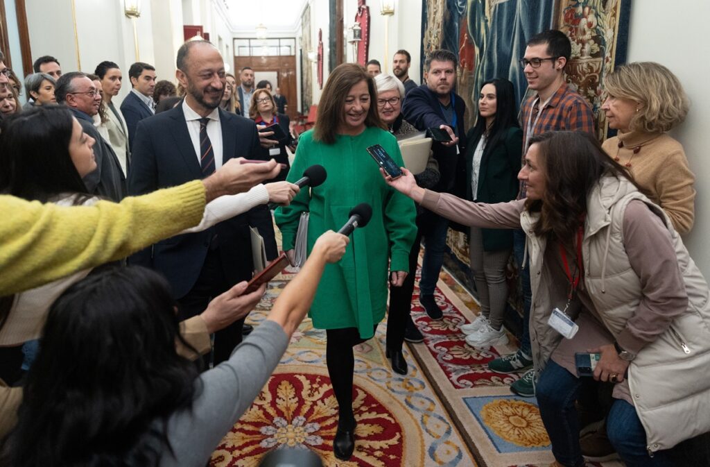 (I-D) El vicepresidente del Congreso, Alfonso Rodríguez Gómez de Celis; la presidenta del Congreso Francina Armengol, y la portavoz adjunta del PSOE en el Congreso, Isaura Leal, a su llegada a una reunión de la Mesa del Congreso de los Diputados. Fuente Eduardo Parra / Europa Press.