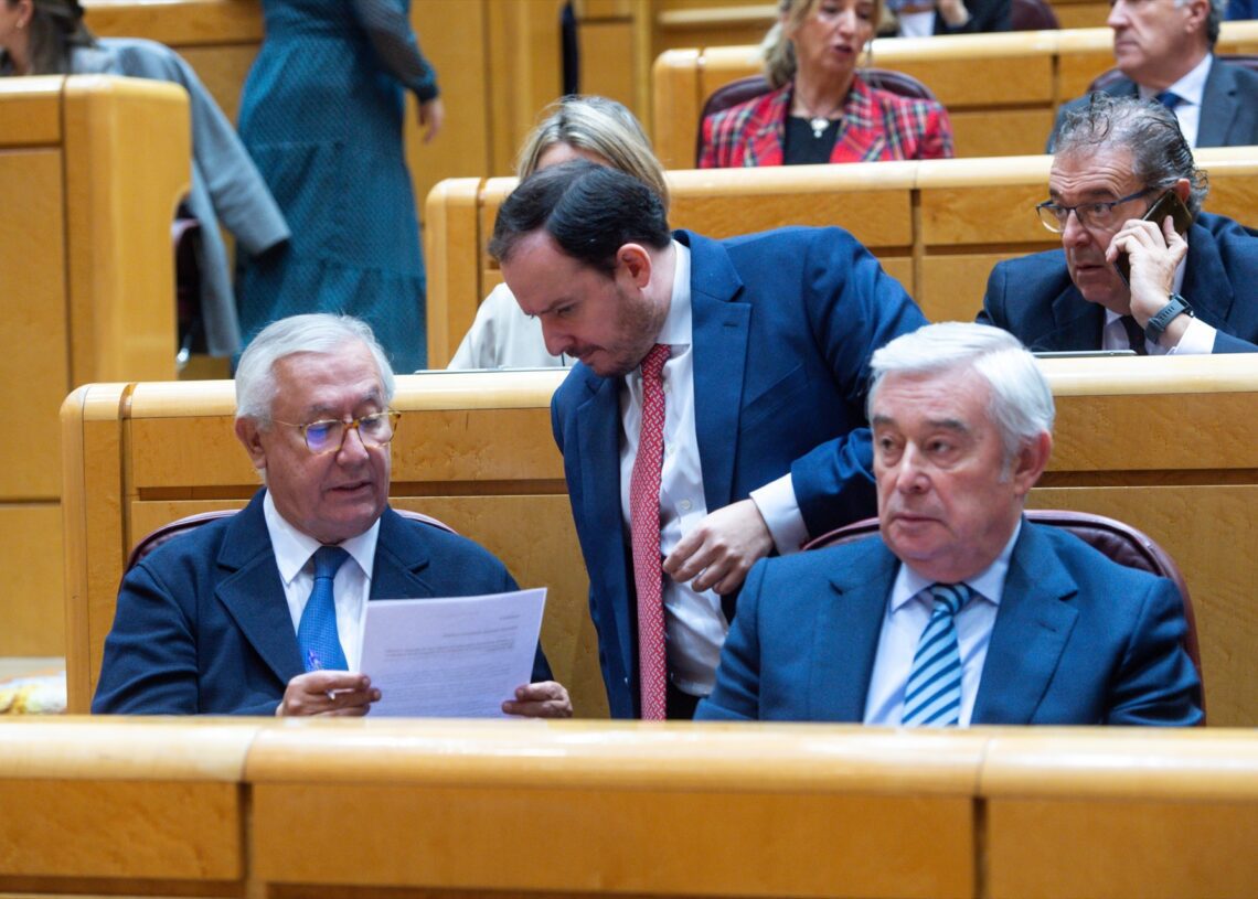 El senador del PP Javier Arenas (1i) durante una sesión plenaria en el Senado, a 8 de noviembre de 2023, en Madrid | Gustavo Valiente / Europa Press