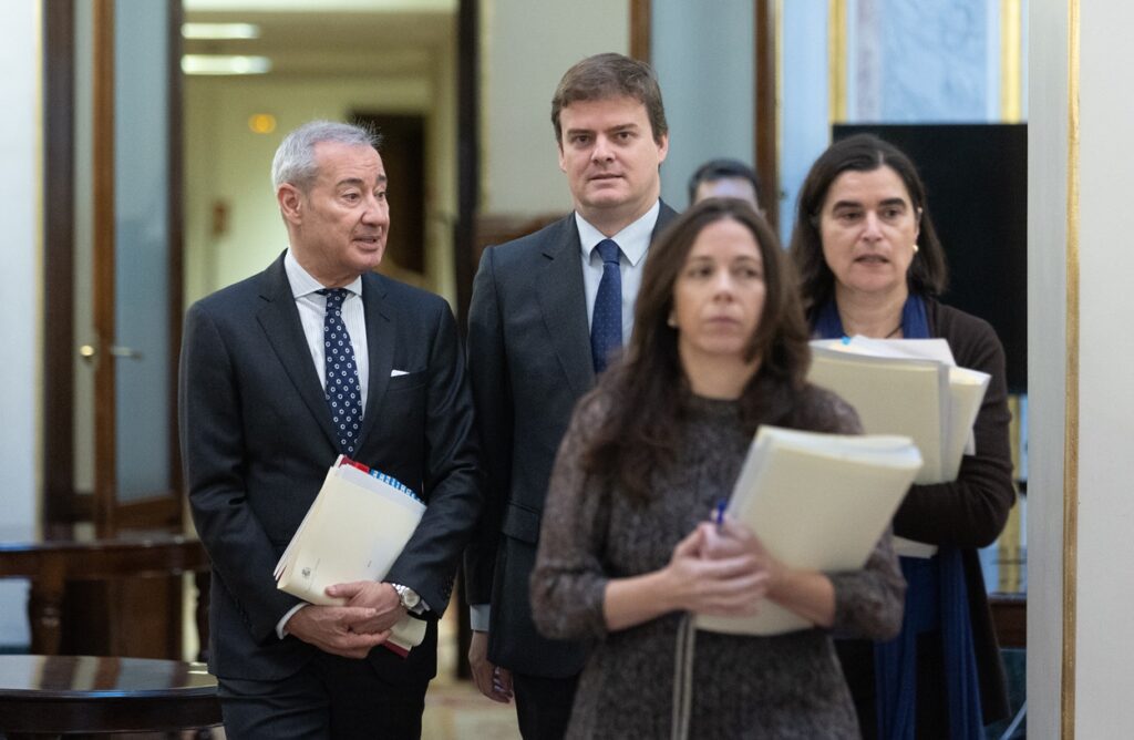 El nuevo Letrado Mayor, Fernando Galindo (d), a su llegada a una reunión de la Mesa del Congreso de los Diputados. Fuente Eduardo Parra / Europa Press.