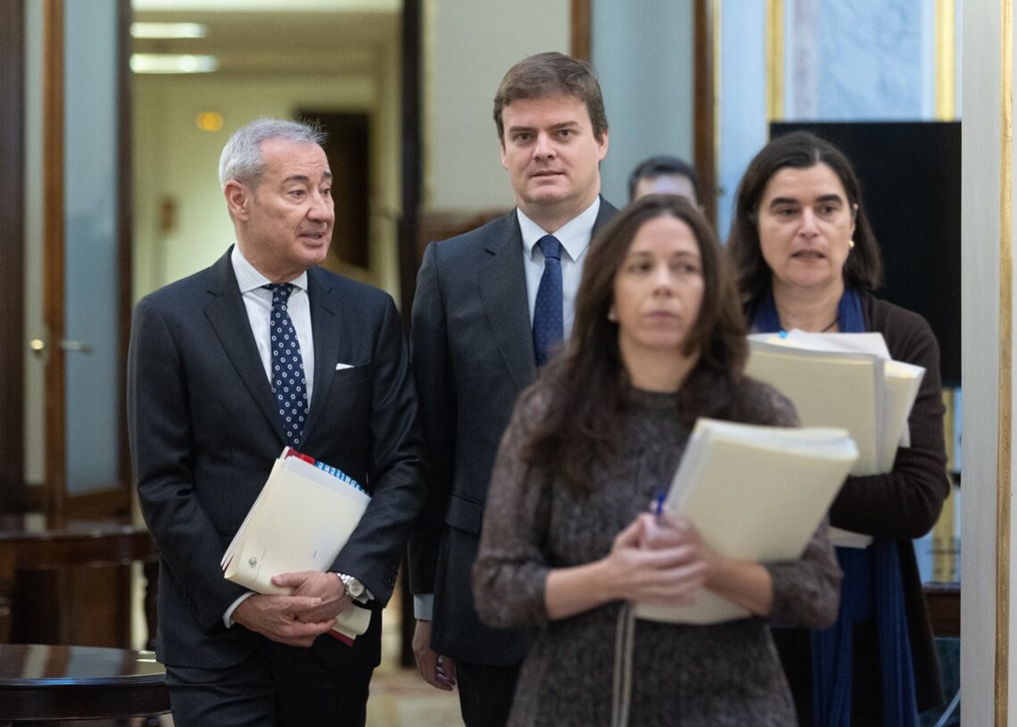 El nuevo Letrado Mayor, Fernando Galindo (d), a su llegada a una reunión de la Mesa del Congreso de los Diputados. Fuente Eduardo Parra / Europa Press.