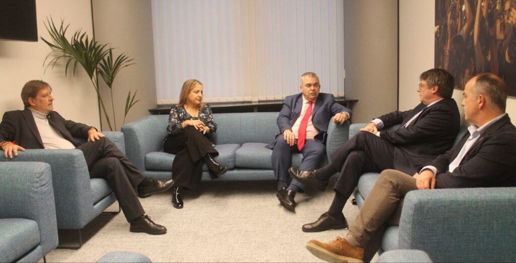Imagen de la reunión entre Santos Cerdán, secretario de Organización del PSOE, y Carles Puigdemont, expresident de la Generalitat. Fuente PSOE.