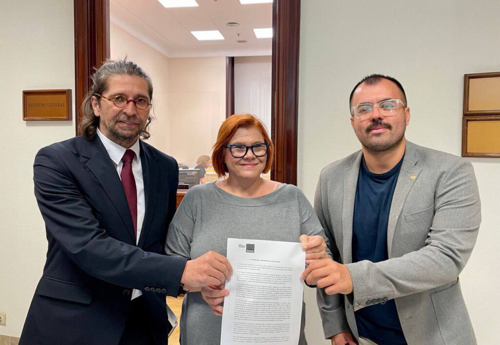 Los diputados de Sumar Francisco Sierra, Nahuel González y Engracia Rivera sosteniendo la iniciativa sobre inmatriculaciones de la Iglesia en el Registro del Congreso de los Diputados. Fuente Izquierda Unida.