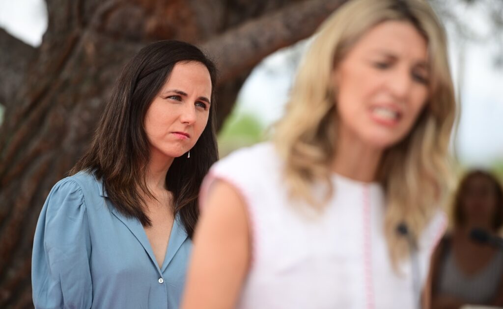 Imagen de archivo de la secretaria general de Podemos, Ione Belarra, junto a Yolanda Díaz durante un acto público de Sumar. Fuente Iván Delgado / Europa Press