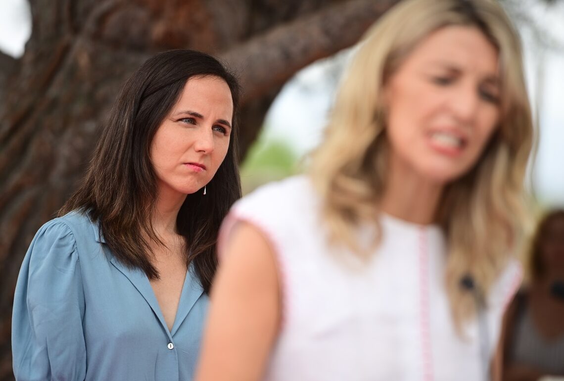 Imagen de archivo de la secretaria general de Podemos, Ione Belarra, junto a Yolanda Díaz durante un acto público de Sumar. Fuente Iván Delgado / Europa Press