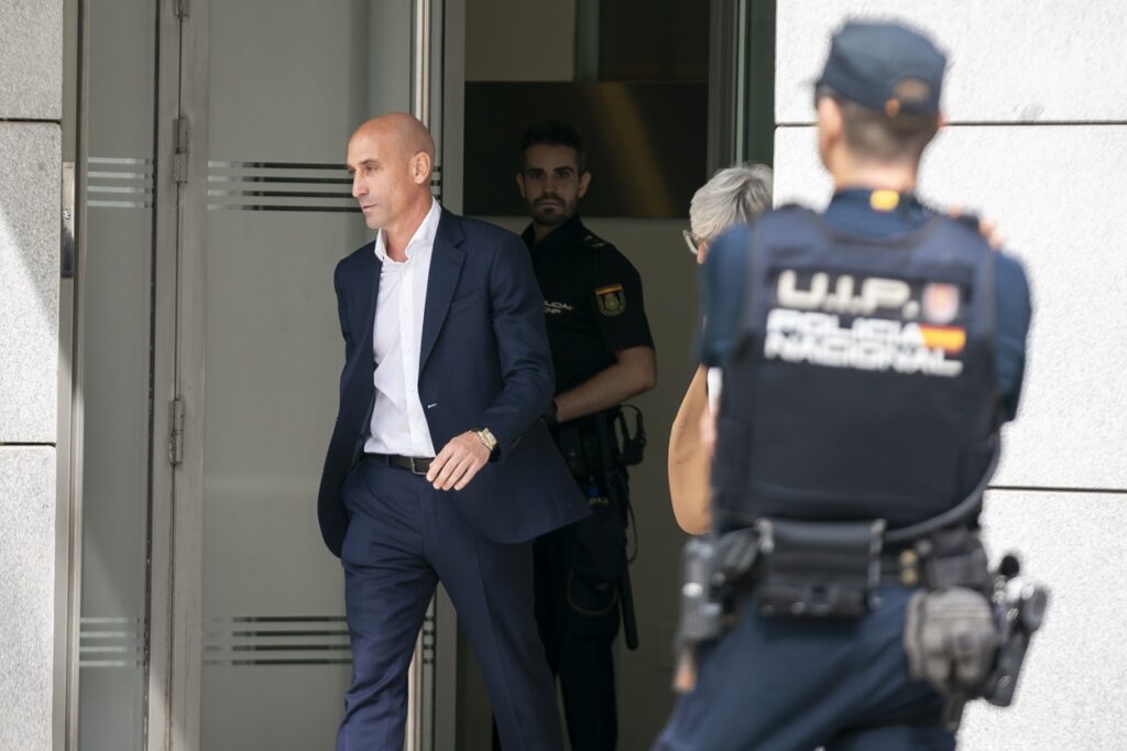 El expresidente de la Real Federación Española de Fútbol (RFEF), Luis Rubiales, sale de declarar de la Audiencia Nacional, a 15 de septiembre de 2023, en Madrid (España). Fuente A. Pérez Meca / Europa Press.