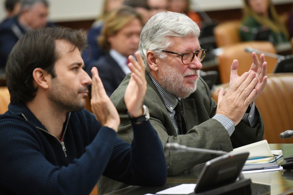 El diputado y miembro de la fundación Andreu Nin, Agustín Santos (c), durante la actividad ordinaria de la comisión de sanidad el día en el que se constituyen 28 comisiones, en el Congreso de los Diputados. Fuente Fernando Sánchez/ Europa Press.