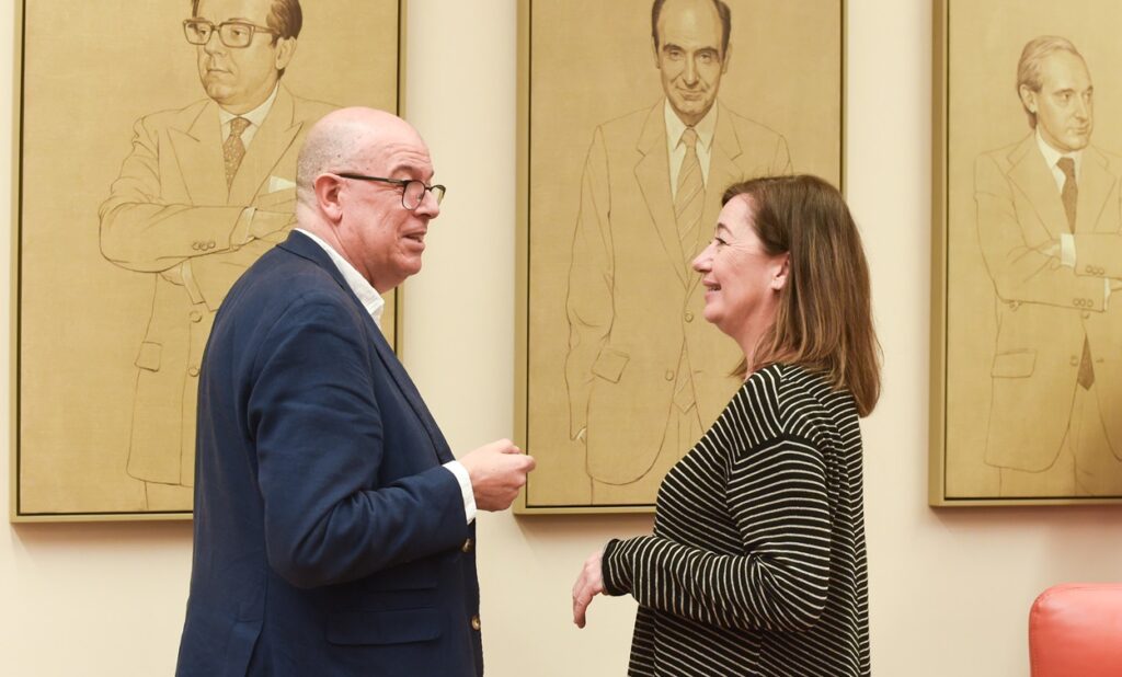 La presidenta del Congreso de los Diputados, Francina Armengol, conversa con el presidente de la Comisión de Constitucional, José Zaragoza. Fuente Gustavo Valiente/ Europa Press.