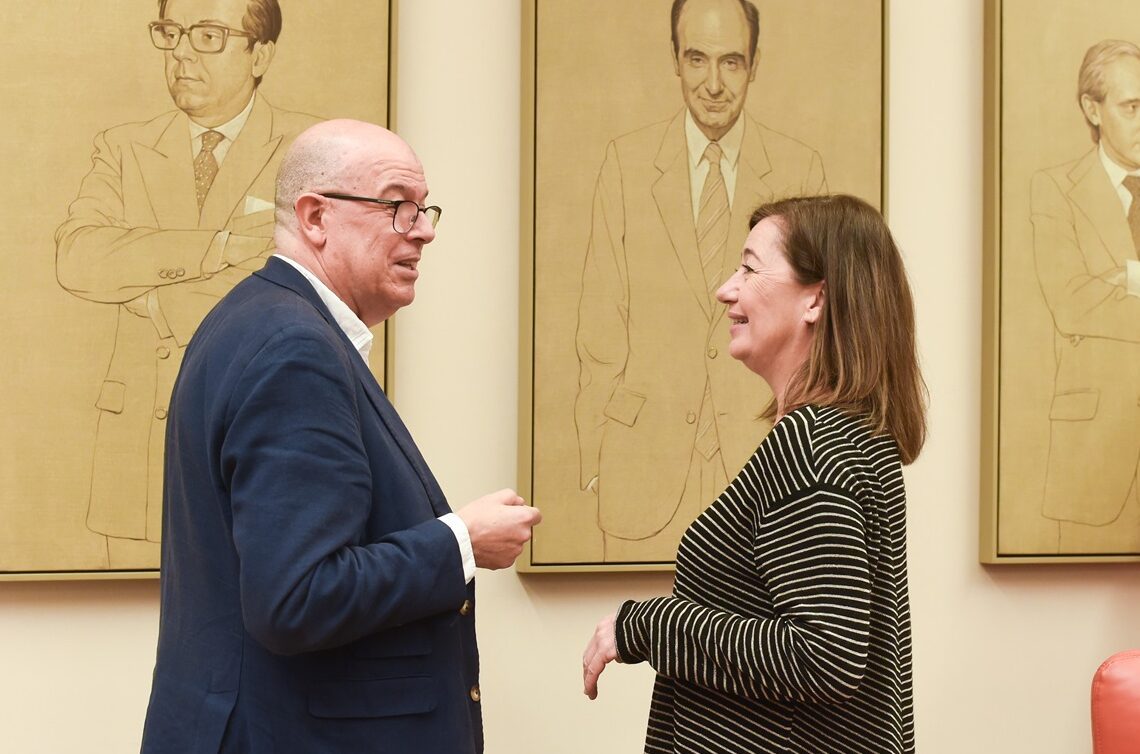 La presidenta del Congreso de los Diputados, Francina Armengol, conversa con el presidente de la Comisión de Constitucional, José Zaragoza. Fuente Gustavo Valiente/ Europa Press.