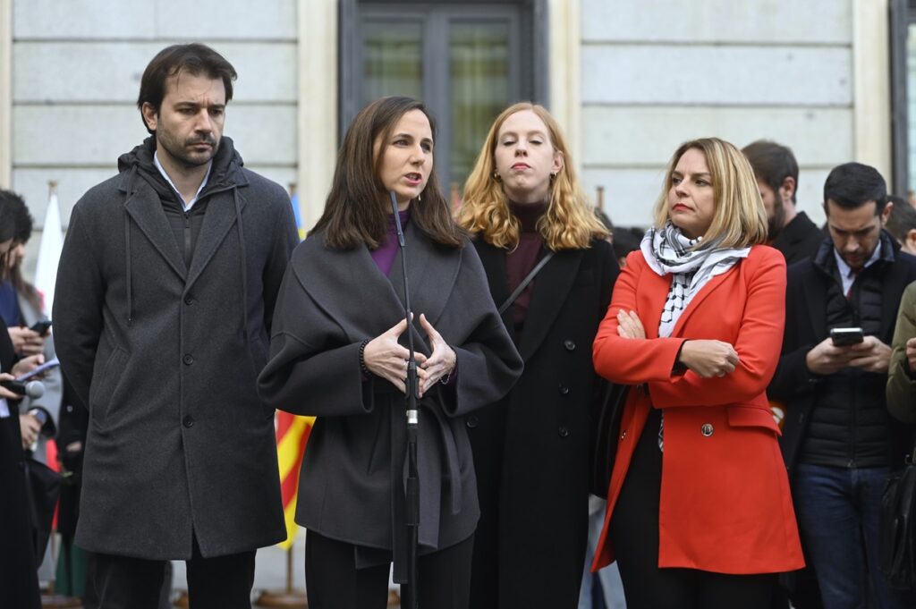 La secretaria general de Podemos, Ione Belarra, atiende a medios a su llegada al acto de homenaje a la Constitución, en el Congreso de los Diputados. Fuente Alberto Ortega / Europa Press