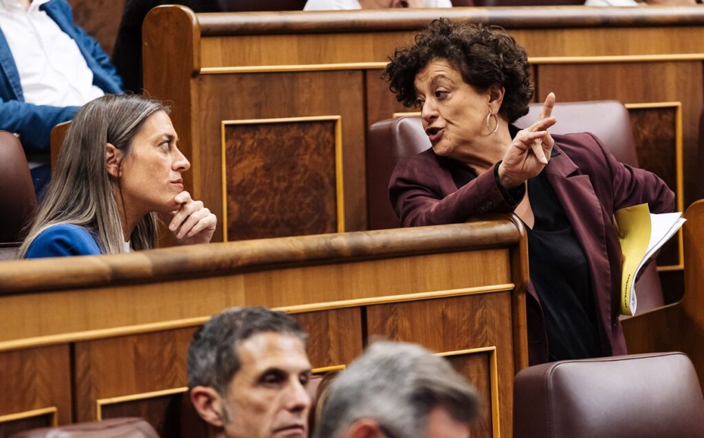 La diputada de ERC Pilar Vallugera (d) y la diputada y portavoz de Junts en el Congreso, Miriam Nogueras (i), durante una sesión plenaria, en el Congreso de los Diputados. Fuente Carlos Luján / Europa Press.