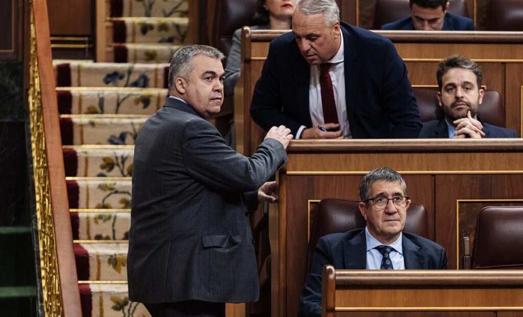 El secretario de Organización del PSOE, Santos Cerdán (i), y el portavoz del PSOE en el Congreso, Patxi López (d), durante una sesión plenaria, en el Congreso de los Diputados. Fuente Carlos Luján / Europa Press.
