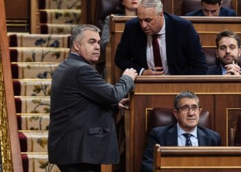 El secretario de Organización del PSOE, Santos Cerdán (i), y el portavoz del PSOE en el Congreso, Patxi López (d), durante una sesión plenaria, en el Congreso de los Diputados. Fuente Carlos Luján / Europa Press.