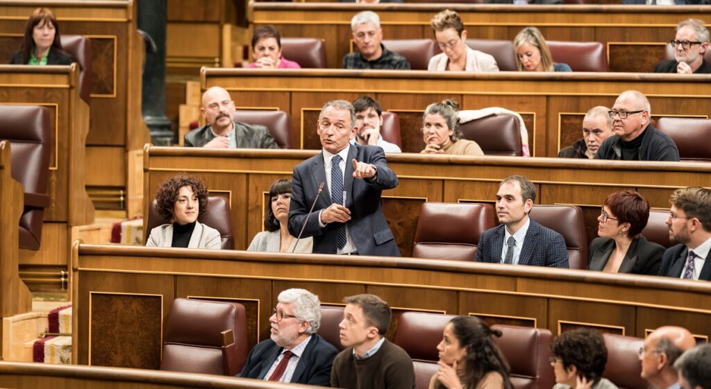 El secretario general del PCE en España, portavoz parlamentario de IU y diputado de Sumar, Enrique Santiago (c), durante un pleno en el Congreso de los Diputados. Fuente Diego Radamés/ EuropaPress.