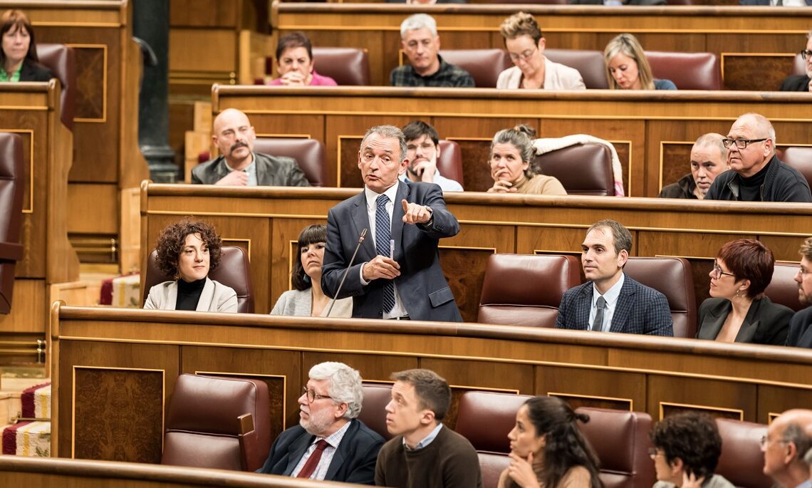 El secretario general del PCE en España, portavoz parlamentario de IU y diputado de Sumar, Enrique Santiago (c), durante un pleno en el Congreso de los Diputados. Fuente Diego Radamés/ EuropaPress.