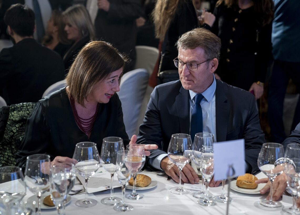 La presidenta del Congreso, Francina Armengol,y el presidente del PP, Alberto Núñez Feijóo, conversan durante la gala de entrega de los premios Parlamentarios 2023. A. Pérez Meca / Europa Press.