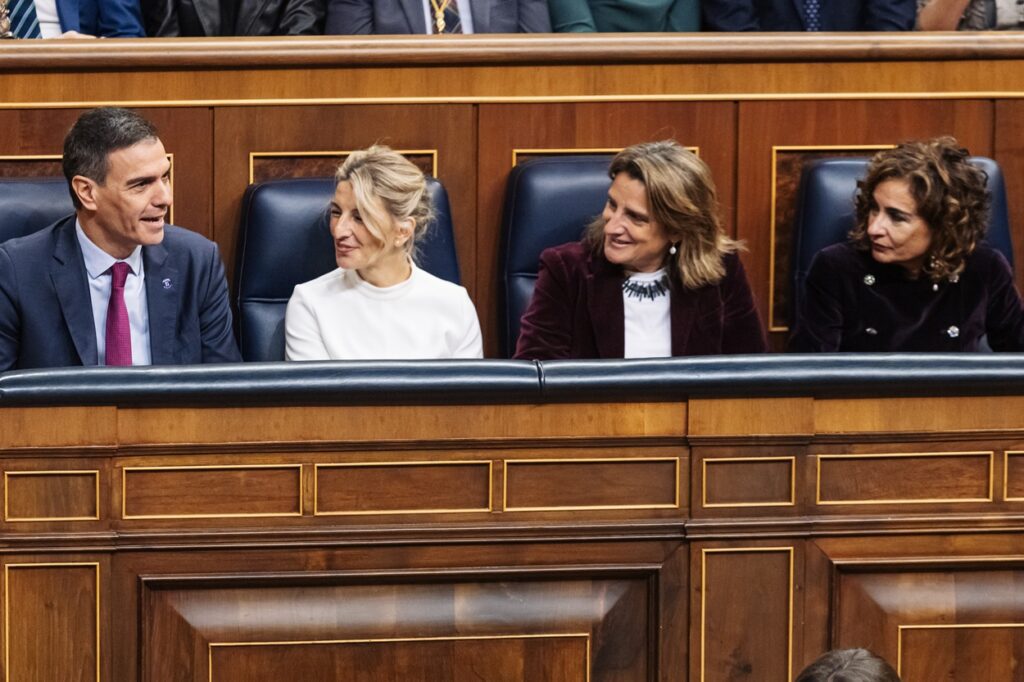 Imagen del presidente del Gobierno, Pedro Sánchez, durante la solemne apertura de las Cortes Generales junto a Yolanda Díaz, Teresa Ribera y María Jesús Montero. Fuente Carlos Luján/ EuropaPress.