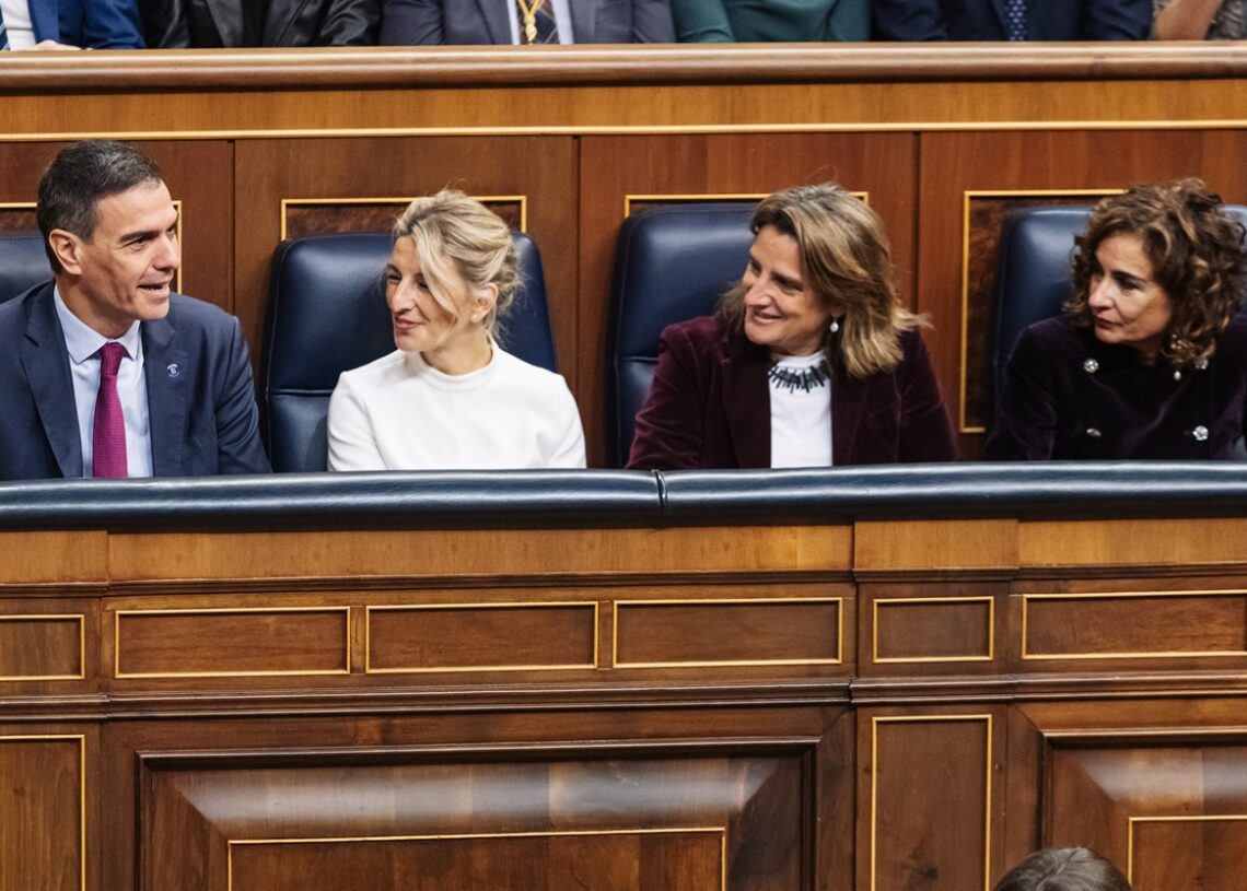 Imagen del presidente del Gobierno, Pedro Sánchez, durante la solemne apertura de las Cortes Generales junto a Yolanda Díaz, Teresa Ribera y María Jesús Montero. Fuente Carlos Luján/ EuropaPress.
