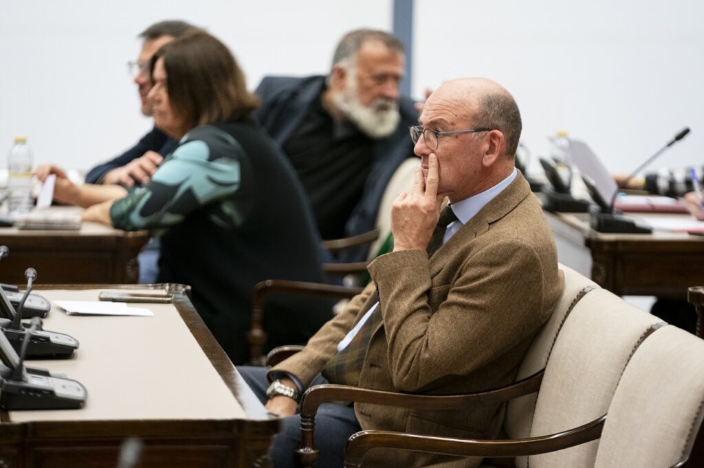 El diputado del PNV y presidente de la comisión de agricultura Joseba Andoni Agirretxea durante la sesión constitutiva. Fuente A. Pérez Meca / Europa Press.