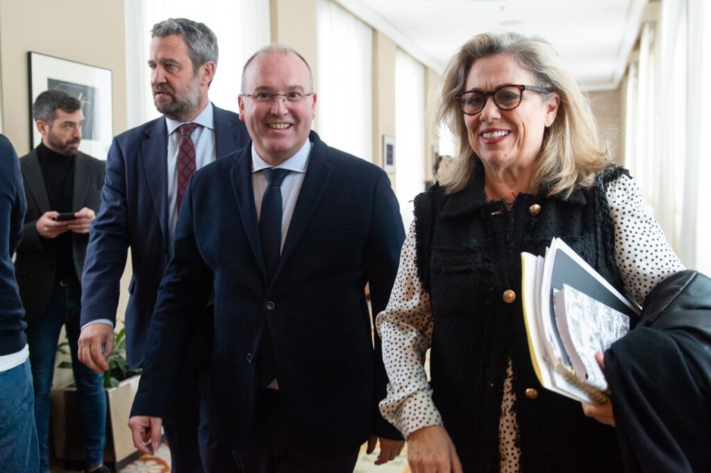 El portavoz del PP en el Congreso, Miguel Tellado (c), a su llegada a una reunión de la Junta de Portavoces, en el Congreso de los Diputados, a 9 de enero de 2024, en Madrid (España). Fuente Gustavo Valiente/ EuropaPress.