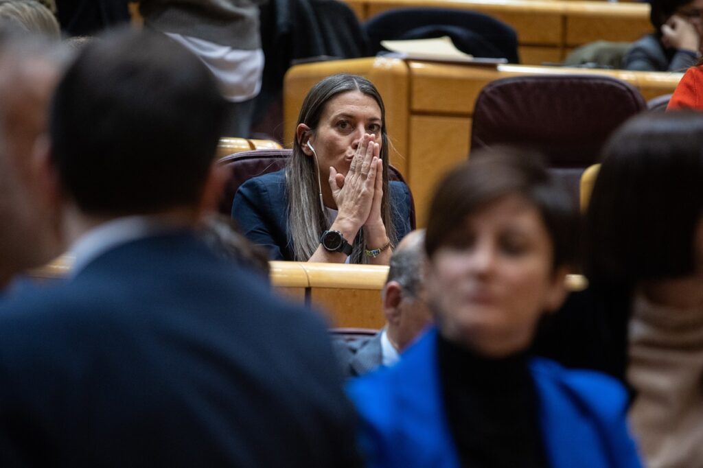 La portavoz de Junts en el Congreso, Miriam Nogueras (c), durante el pleno del Congreso de los Diputados, en el Palacio del Senado. Fuente Alejandro Martínez Vélez / Europa Press.