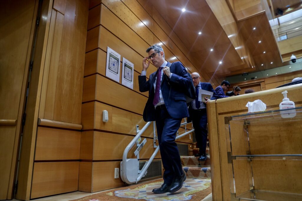 El ministro de la Presidencia, Relaciones con las Cortes y Justicia, Félix Bolaños, sale de un pleno extraordinario del Congreso de los Diputados en el Palacio del Senado. Ricardo Rubio / Europa Press.