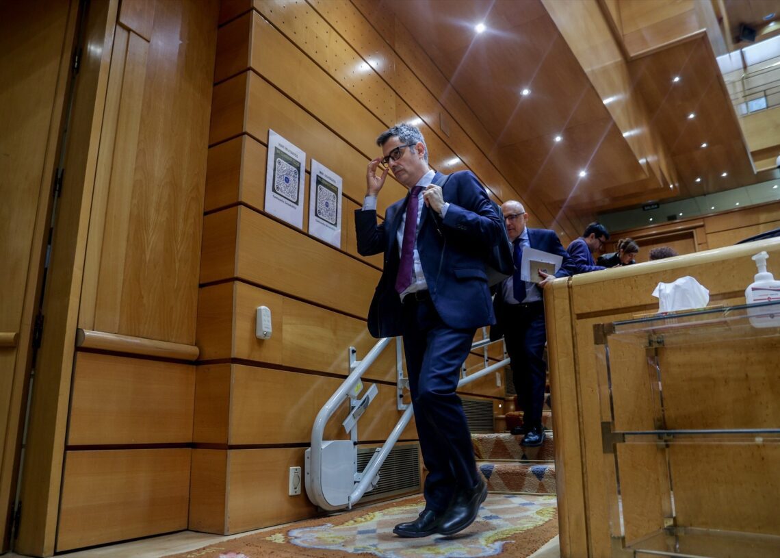 El ministro de la Presidencia, Relaciones con las Cortes y Justicia, Félix Bolaños, sale de un pleno extraordinario del Congreso de los Diputados en el Palacio del Senado. Ricardo Rubio / Europa Press.